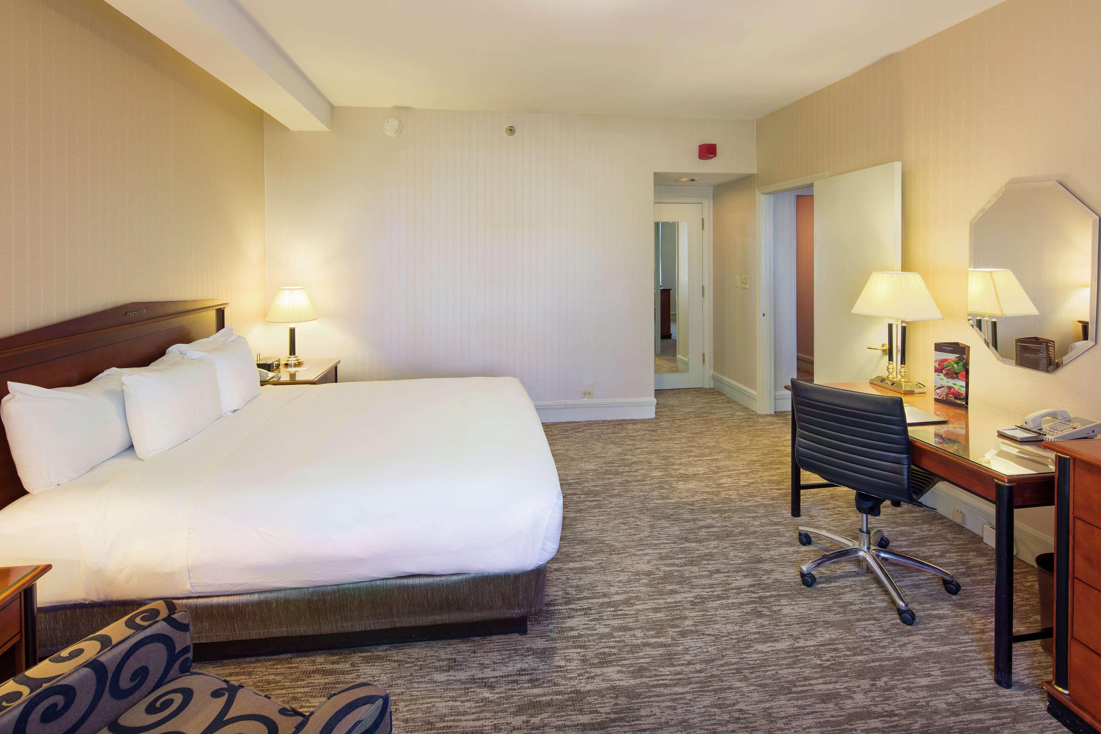 Hilton Cincinnati Netherland Plaza Exterior photo