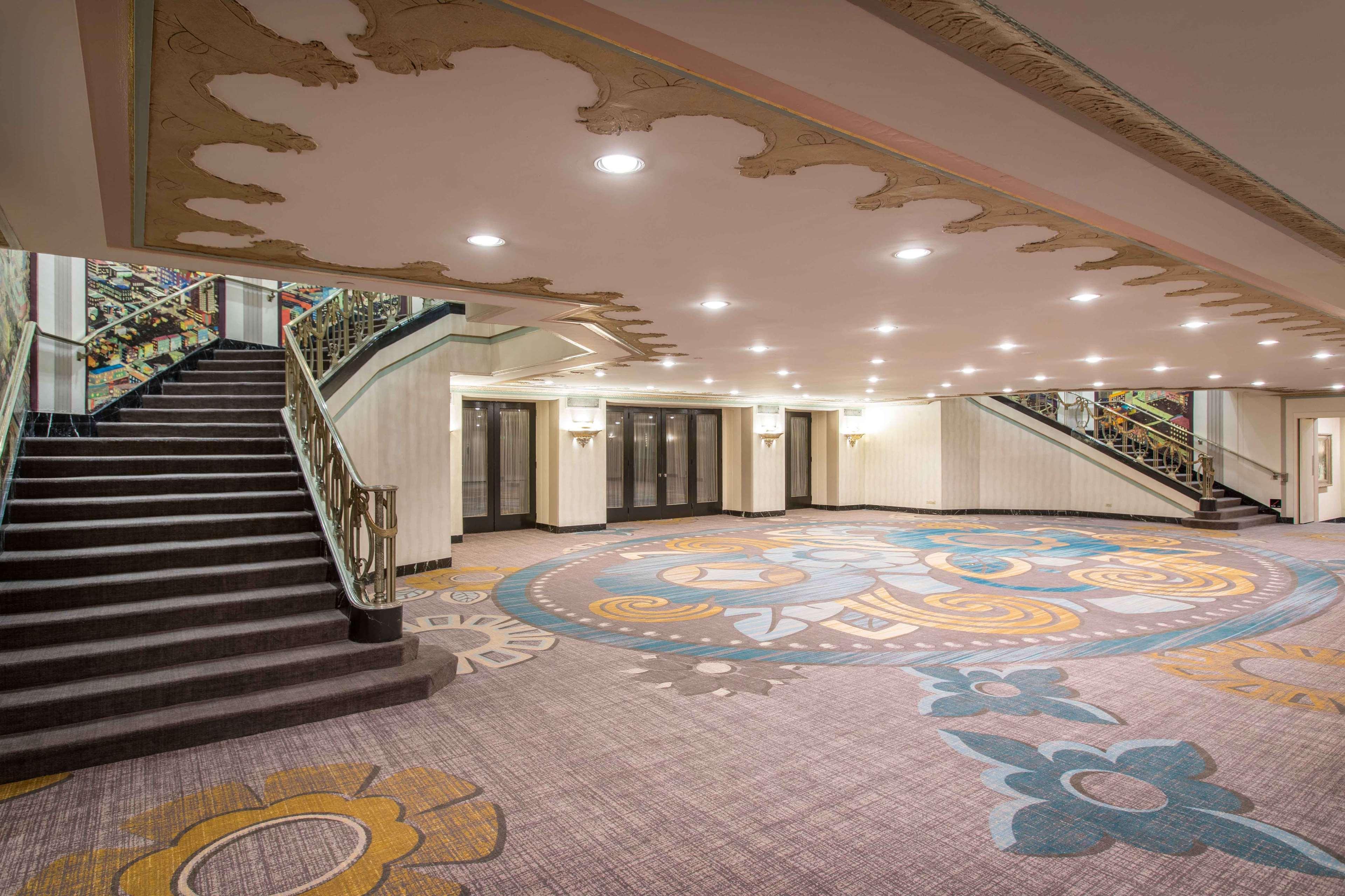 Hilton Cincinnati Netherland Plaza Exterior photo